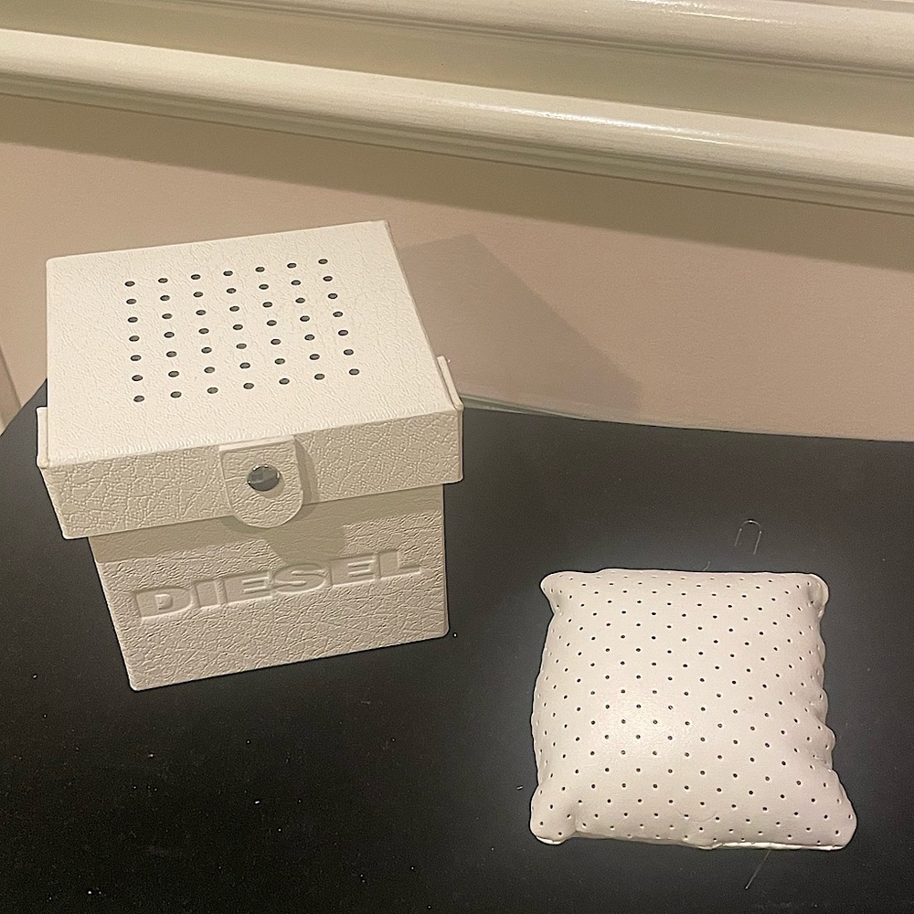 Authentic White Diesel  empty gift box with removable pillow for jewelry…